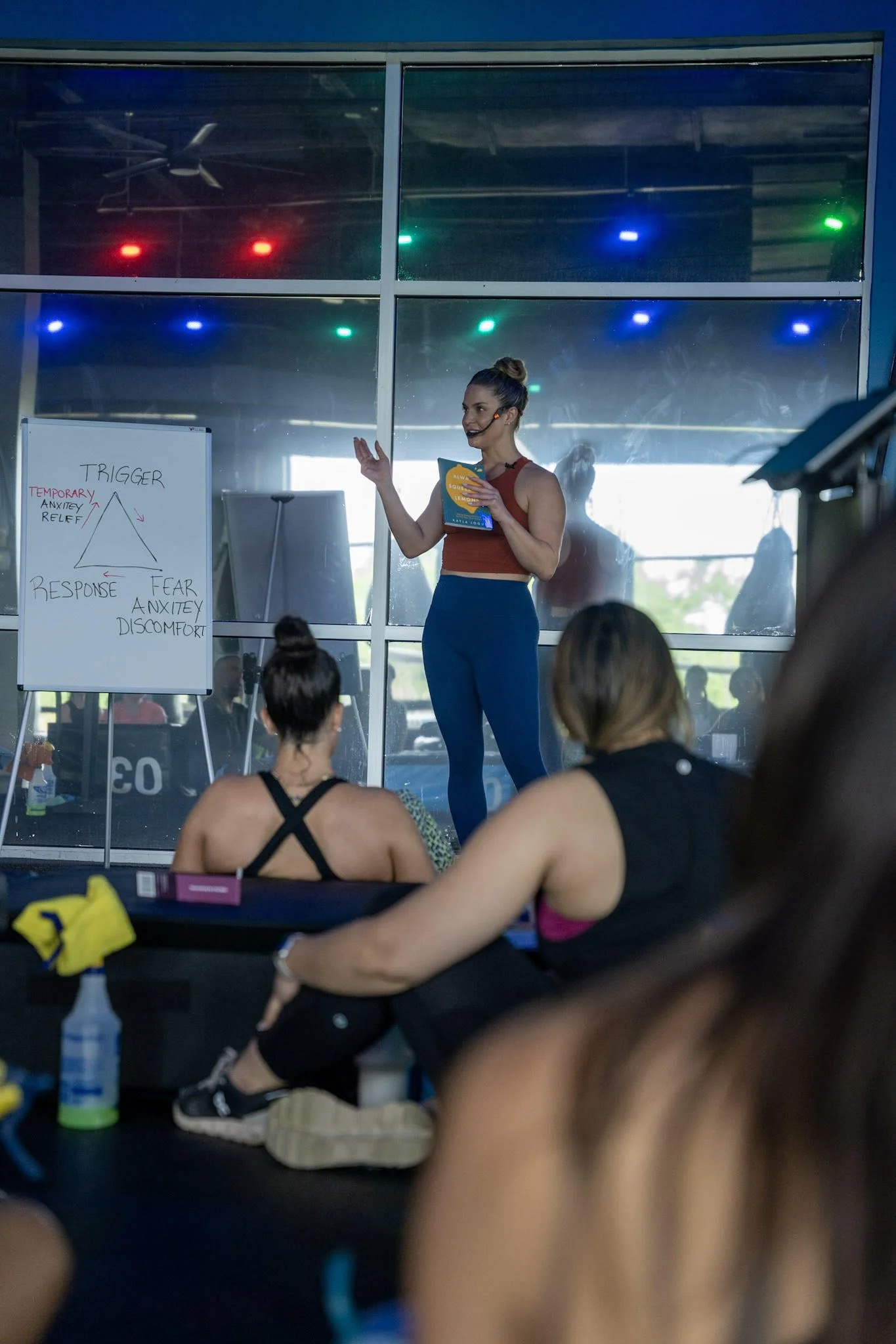 Yalangoch kokraklar bilan moda namoyishi